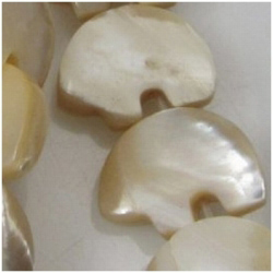 10 Mother of Pearl bear fetish bead 12mm (N)