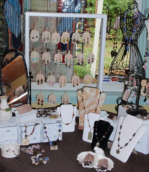 36 Ways To Stay Organized With DIY Jewelry Holders