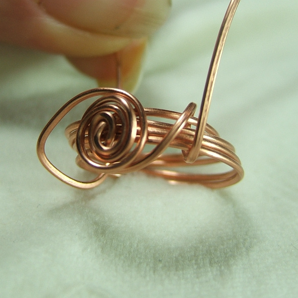 How to wire wrap a quartz crystal, a long stone or a long cabochon into a simple ring - free tutorial bfrom Magpie Gemstones.